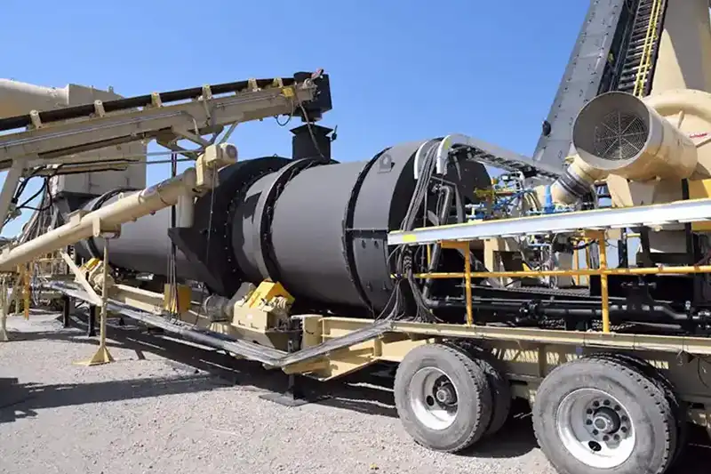 Portable asphalt drum mixer with aggregate conveyor at an asphalt production plant